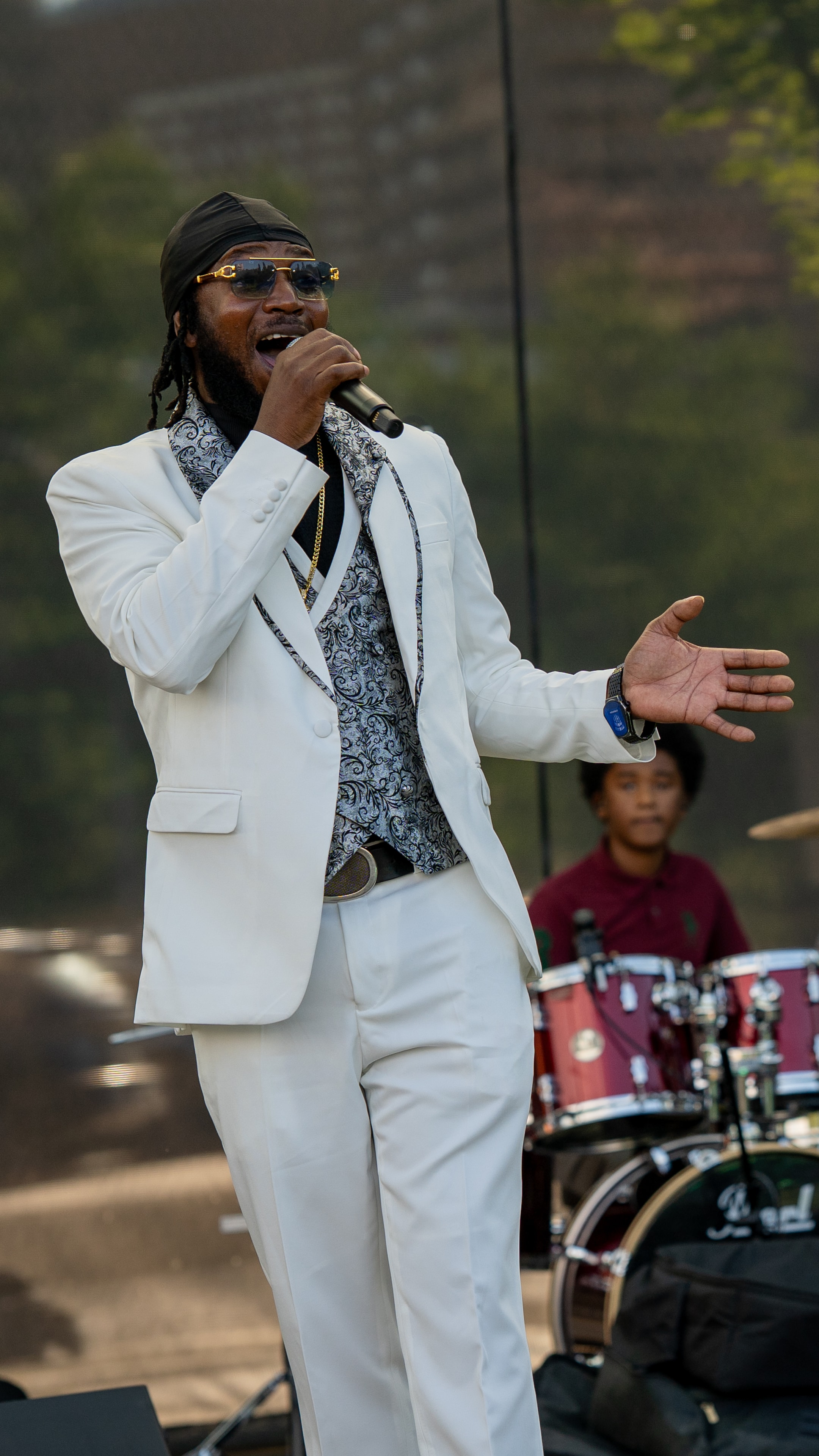 Delroy Parr – reggae and soul artist performing live on stage